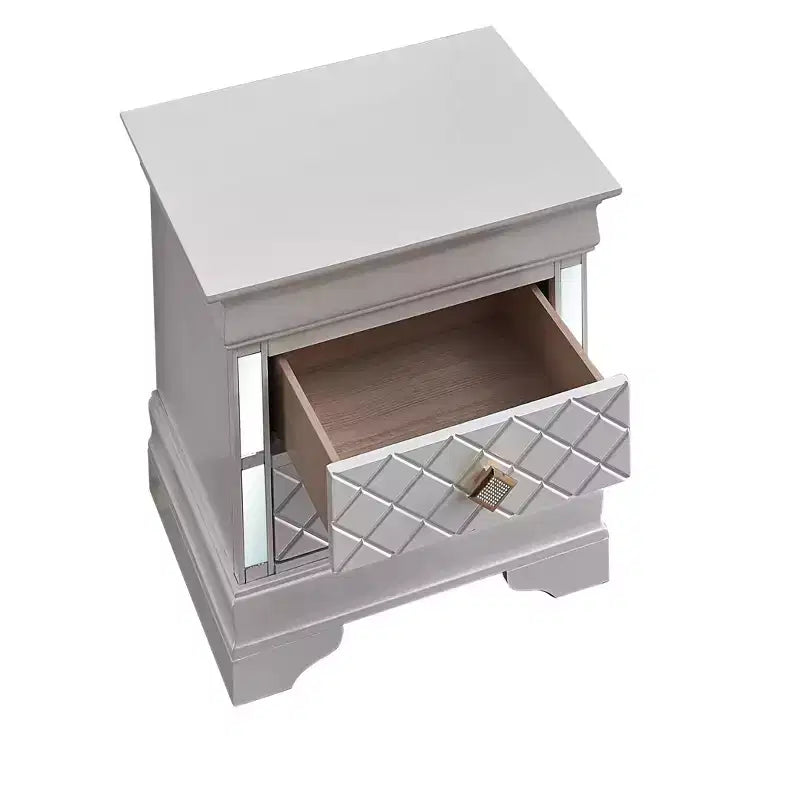 Comodino con 2 cassetti bianco perla, struttura in legno, utilizzo per 1 persona