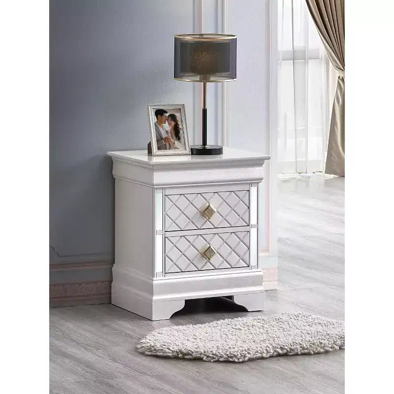 Comodino con 2 cassetti bianco perla, struttura in legno, utilizzo per 1 persona