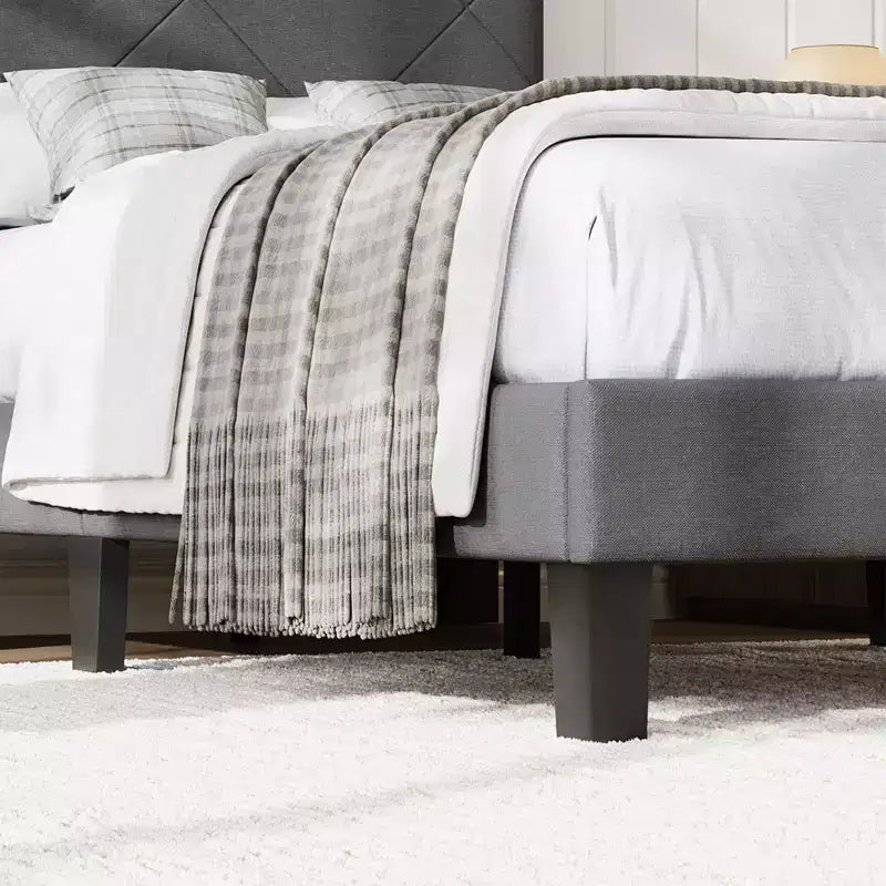 Struttura letto king-size imbottita grigio scuro, testiera trapuntata a rombi, per 1-2 persone